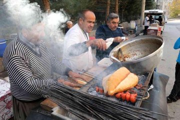 Her gün bir pazar yerinde 36 yıldır kavurma satıyor
