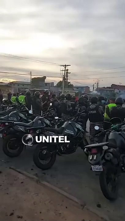 Comerciantes ‘mañaneros’ de Troncoso atacan con piedras y petardos, la Policía solo mira
