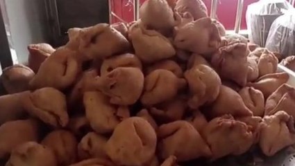 बाराबंकी: समोसा खाने के शौकिन जाने कहा मिलता हैं स्वादिष्ट समोसा और हजारों की होती हैं भीड़