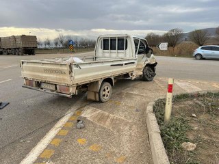 Bursa'da kamyonetle otomobil çarpıştı, 4 kişi yaralandı