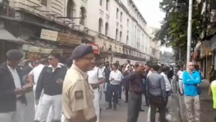 কলকাতা: ধর্মতলায় বেআইনি উচ্ছেদ, দোকানে তালা ঝোলাল পুরসভা