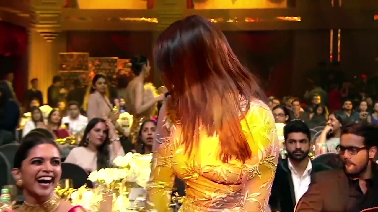 मीडिया के सामने सरेआम Parineeti Chopra के साथ Sidharth Malhotra ने की ये गलत हरकत वीडियो हुआ वायरल
