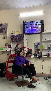 Trời lạnh cụ ông vẫn đưa bà đi làm tóc rồi kiên nhẫn chờ: Thanh niên chưa chắc đã làm được