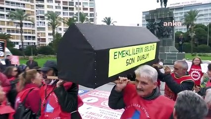 İzmir'de Kefen Giyip Tabut Taşıyan Emekliler Hükümete Tepki Gösterdi: "Geçinemiyoruz, Barınamıyoruz, Yaşayamıyoruz"