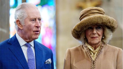 VOICI - Charles III : son étonnante rencontre avec une star du cinéma américain sur un terrain de football