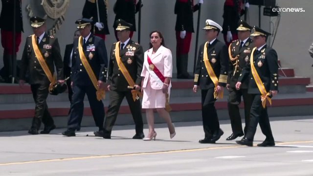 Новый президент Перу приняла парад