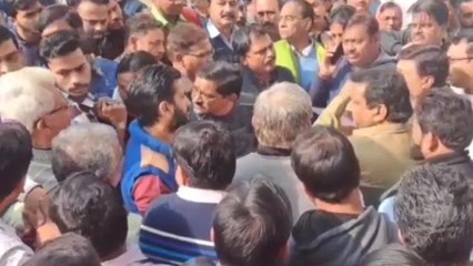 एटा: आक्रोशित व्यापारियों ने भाजपा विधायक के घर का किया घेराव, देखें वीडियो