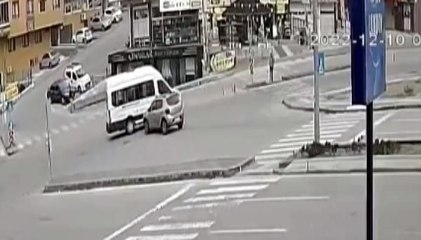 Kazada devrilen minibüsün altında kalmaktan kıl payı kurtuldu