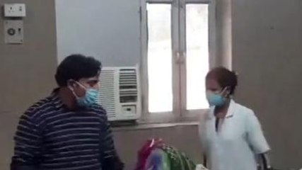 मैनपुरी: महिला ने तेल डालकर खुद को लगाई आग, देखें वीडियो