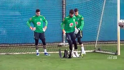 Com Fernandinho em campo, Seleção Brasileira treina no CT do Grêmio