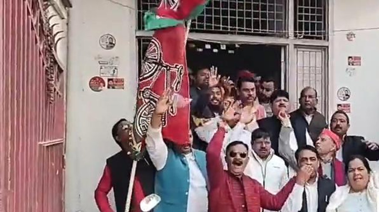 गोरखपुर: मैनपुरी में जीत के बाद 'चाचा-भतीजे' के मिले सुर, राजनीतिक हलचल हुई तेज