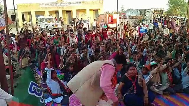 विधायक गोविंद रानीपुरिया की मौजूदगी में भाजपा को वोट देने की शपथ दिलाई