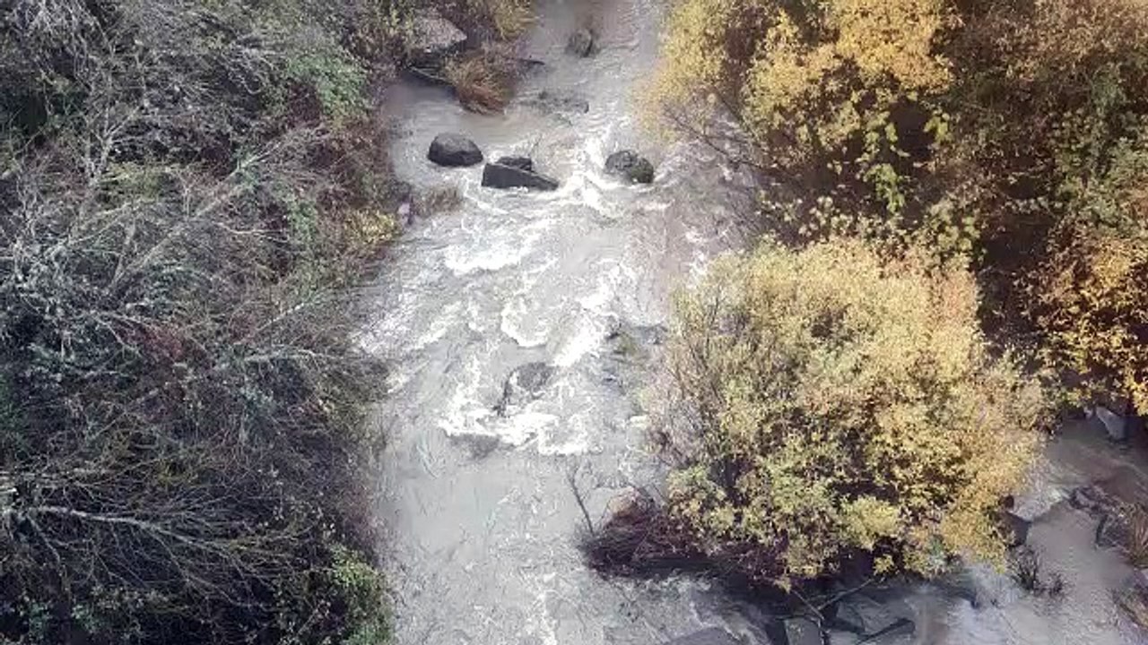 El río Guadiato a su paso por el puente de Los Arenales tras dos intensas jornadas de lluvia