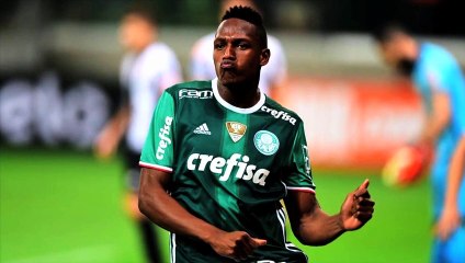 Mina visita Academia de Futebol e ganha camisa do Palmeiras