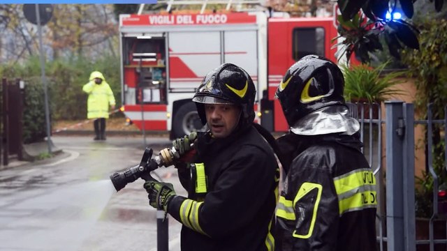 Voragine a Rimini, camion resta incastrato