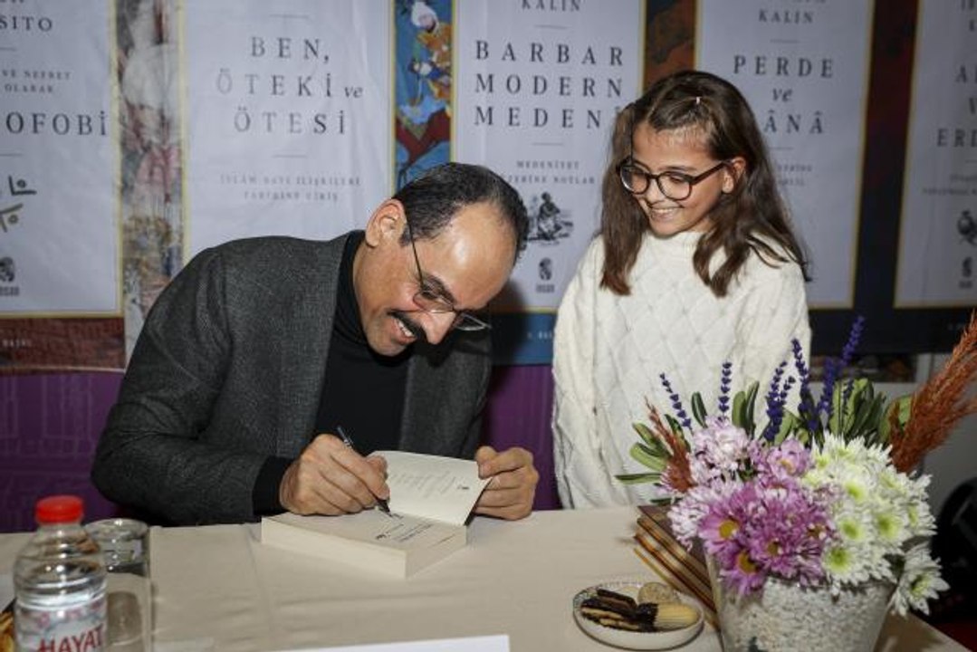 Cumhurbaşkanlığı Sözcüsü Kalın, TÜYAP Kitap Fuarı'nda imza gününe katıldı