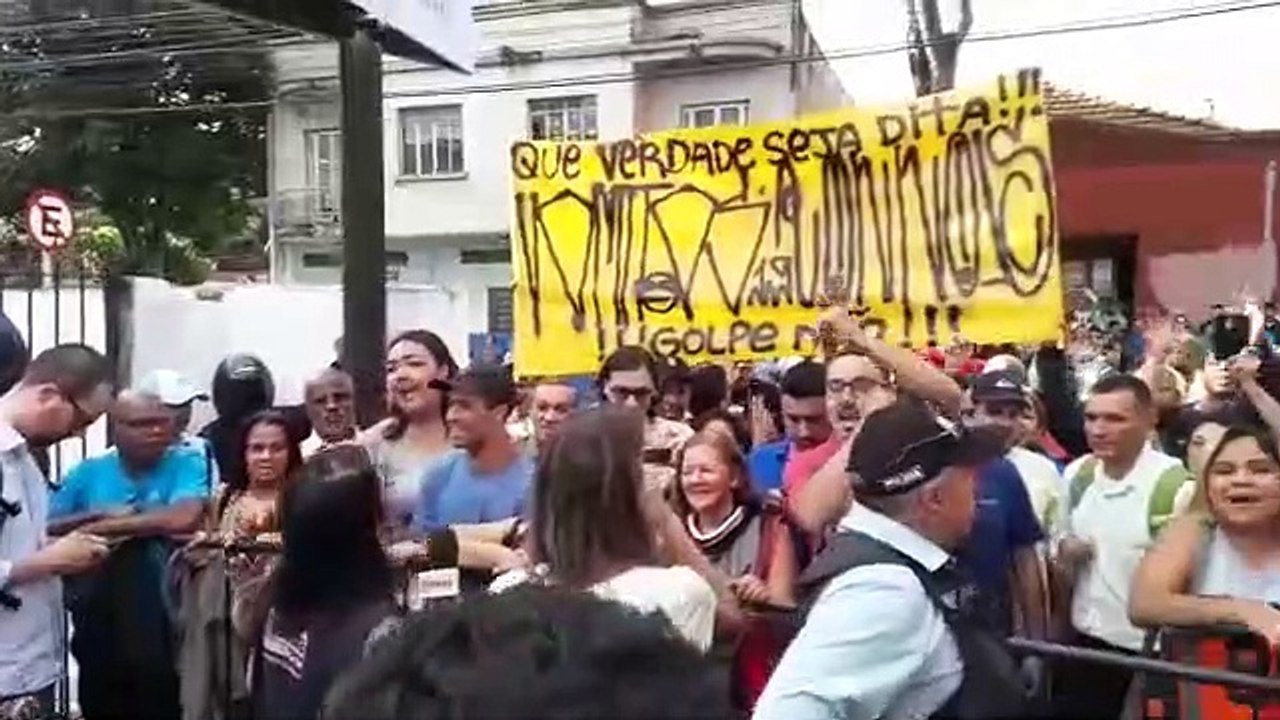 Neymar recebe apoia na chegada à Delegacia