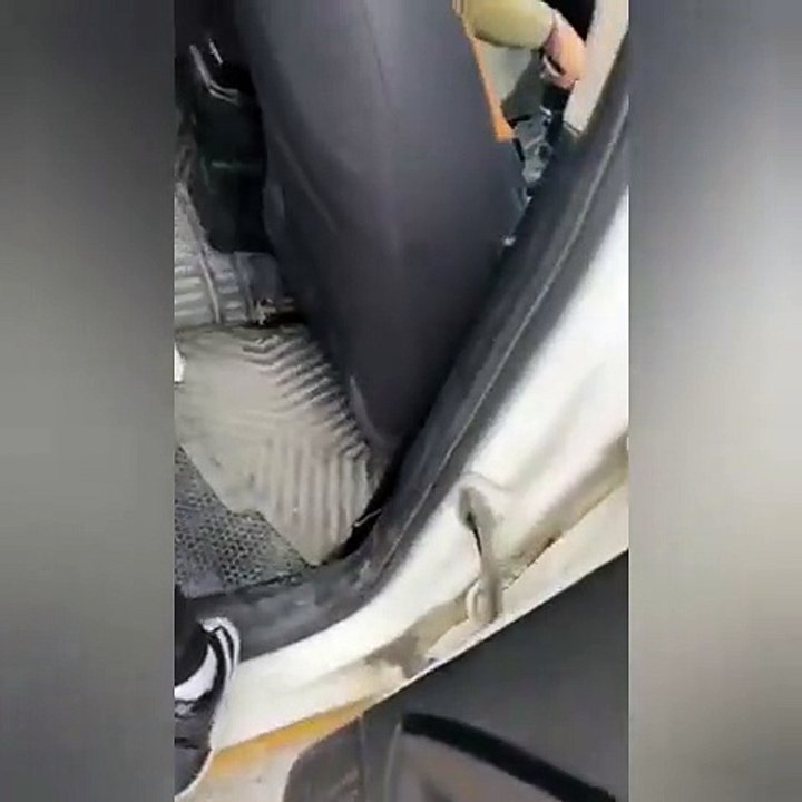 Taksici 3 çocuklu anneyi "Evinin orada trafik var" diyerek araçtan indirdi