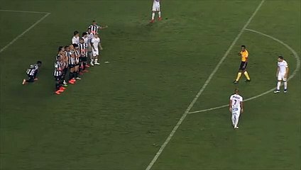 Sanchez amplia o placar para o Santos na Vila Belmiro