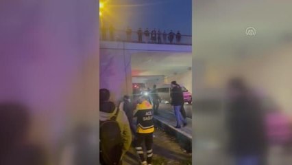 Bağcılar'da bariyerleri aşarak devrilen otomobildeki iki kişi yaralandı