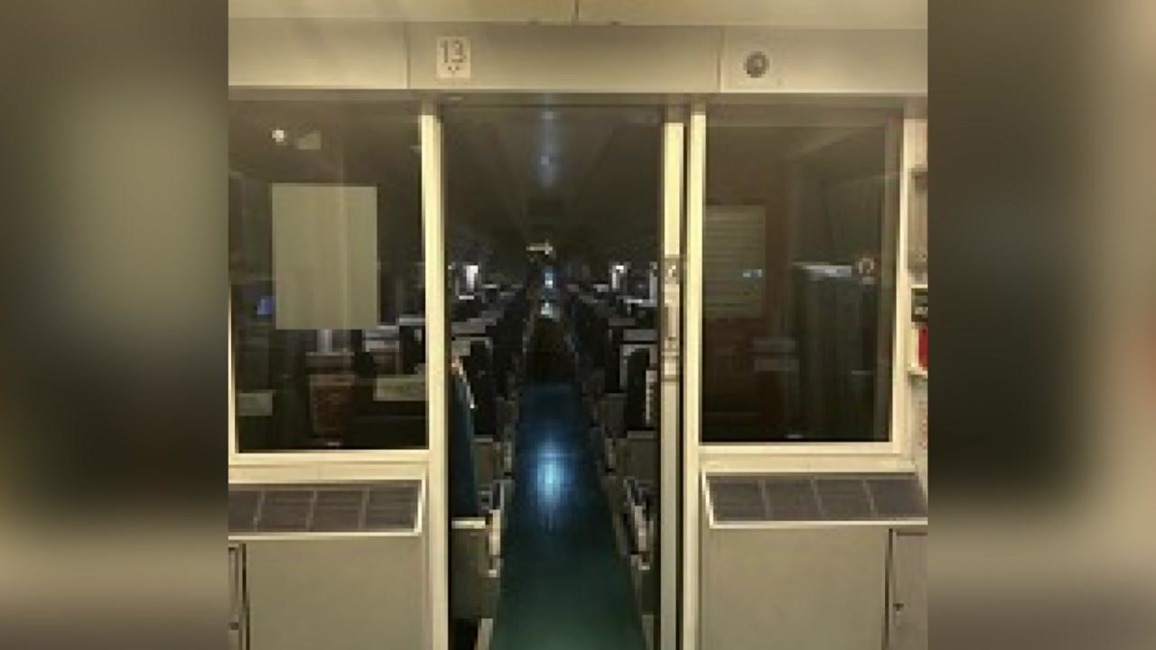 부산행 KTX 고장으로 1시간 넘게 지연...승객 불편 / YTN