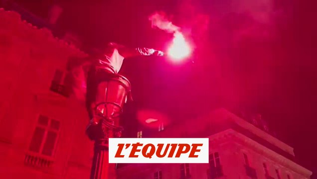 La joie des supporters du Maroc sur les Champs-Élysées - Foot - CM 2022