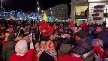 18h43 : la joie des supporters marocains sur le Vieux Port