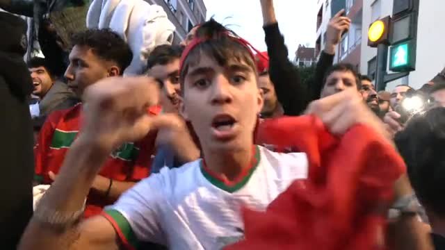 Miles de marroquíes celebran por toda España su clasificación para semifinales del Mundial de Catar