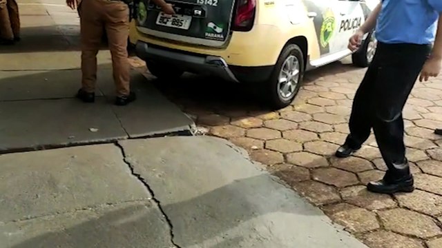 Homem é detido após fotografar mulheres em banheiro