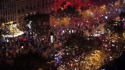 La joie sur les Champs-Élysées des supporters des Bleus - CM 2022 - Bleus