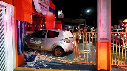 Homem é atropelado e fica com a perna presa entre o portão e o carro