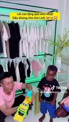 Lôi Con tặng quà sinh nhật cho Quang Linh