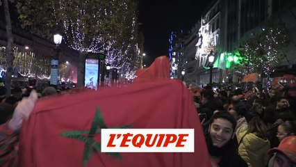 Скачать видео: Aux Champs-Élysées, les supporters marocains en transe - Foot - CM 2022