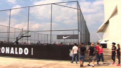 Ronaldo foi homenageado com a inauguração de nova quadra para futsal