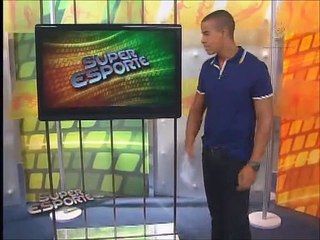 Gurian troca de papéis com o goleiro Rafael em treino do Santos