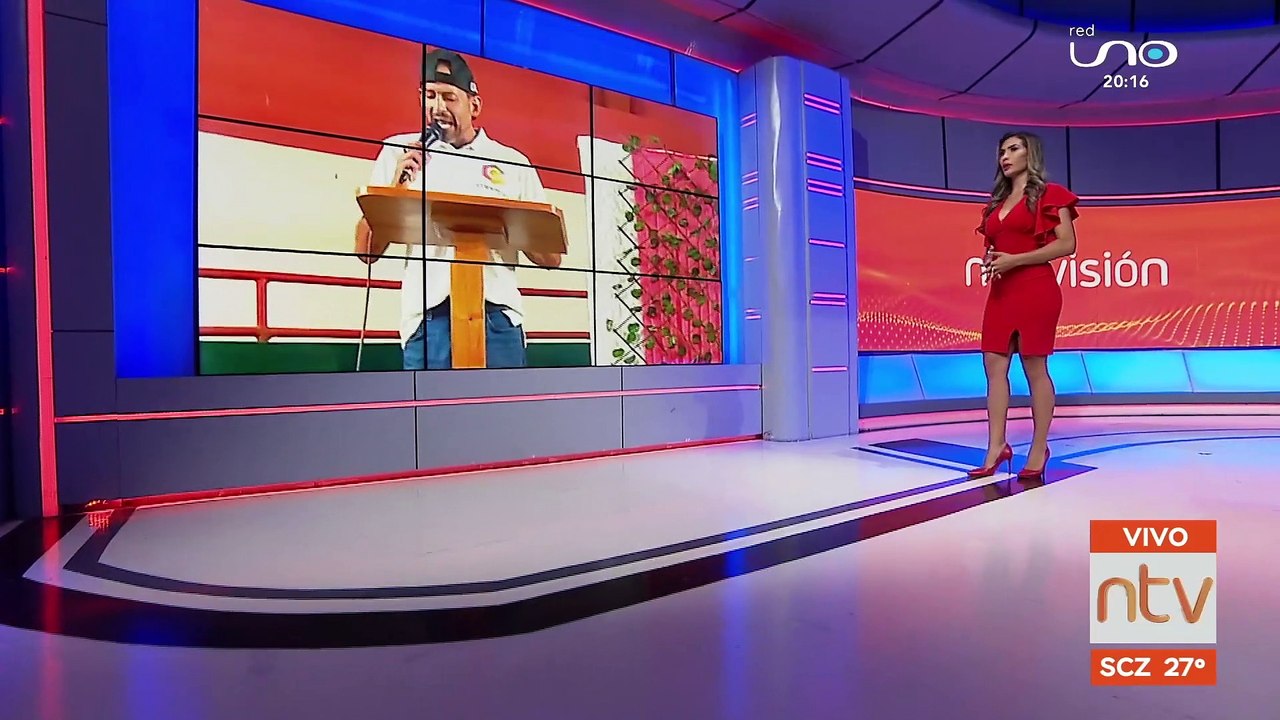 Luis Fernando Camacho Gobernador de Santa Cruz  habla en la concentración en apoyo a lideres cívicos