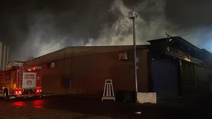Ataşehir'de haldeki iş yerinde çıkan yangın söndürüldü