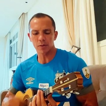 Giovanni, o “Messias”, comemora o aniversário do Santos tocando e cantando o hino