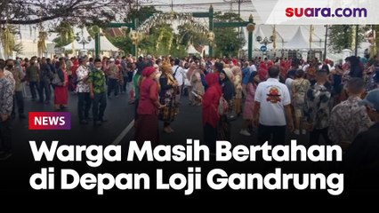 Sejumlah Pengunjung Masih Bertahan di Depan Loji Gandrung Seusai Melepas Kirab Kaesang - Erina