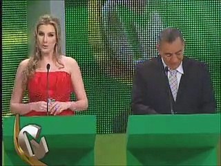 Leandro Castán recebe o Troféu Mesa Redonda de melhor zagueiro