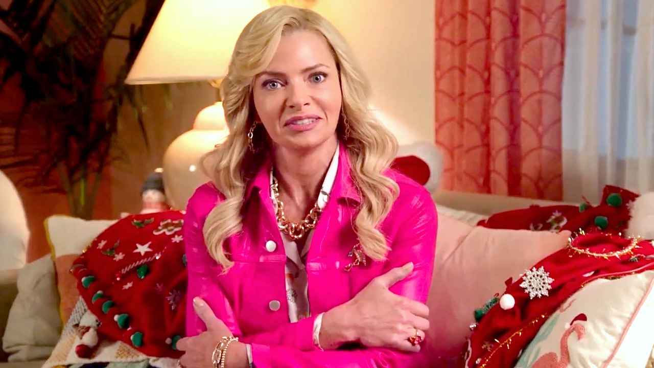 Wish You a Merry Joemas on FOX’s Welcome to Flatch with Jaime Pressly