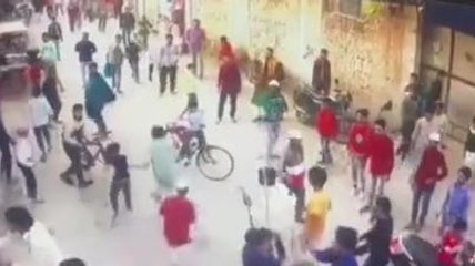 सहारनपुर: दो गांवों के विवाद में एक दुकान पर लाठी-डंडों से हमला, सीसीटीवी कैमरे में कैद