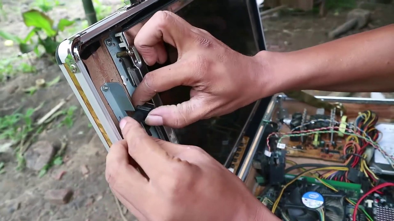 How to Assemble a Computer with an Old Suitcase Case II DIY Laptop