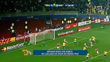 Neymar grava seus pés na calçada da fama do Museu Pelé