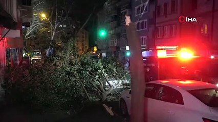 Bursa’da park halindeki otomobilin üzerine düştü