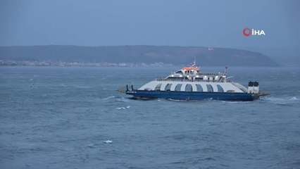 Bozcaada ve Gökçeada'ya giden tüm feribot seferleri fırtına nedeniyle iptal edildi
