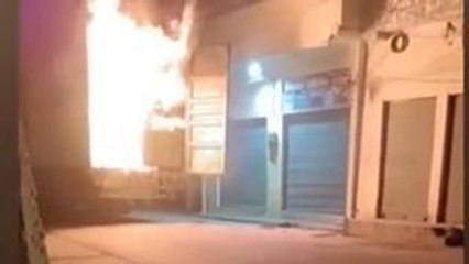 मुरादाबाद:हाई-टेंशन लाइन से गिरी चिंगारी से कपड़े से भरे ट्रक में लगी आग