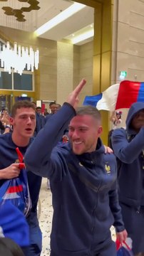 Regardez les images du retour et de la joie des Bleus cette nuit à leur hôtel après la victoire contre l'Angleterre - Vidéo