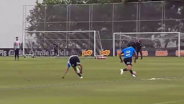 Veja o belo gol de André Luís em treinamento no Corinthians