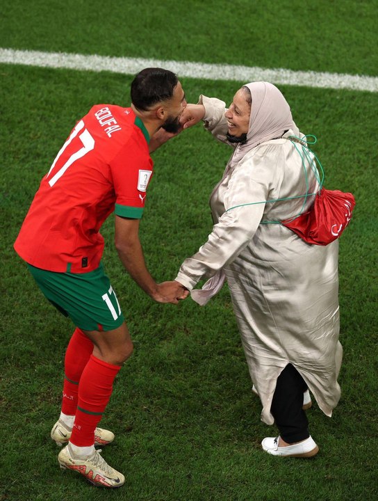 بوفال ووالدته يخطفان الأضواء بعد الفوز على البرتغال